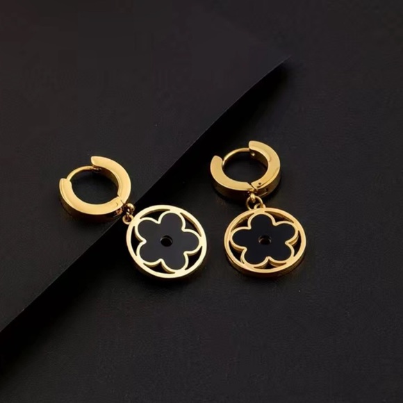 Women’s 18K Gold Stainless Steel Black Flower Earring Studs  Fashion Earrings - Picture 4 of 6
